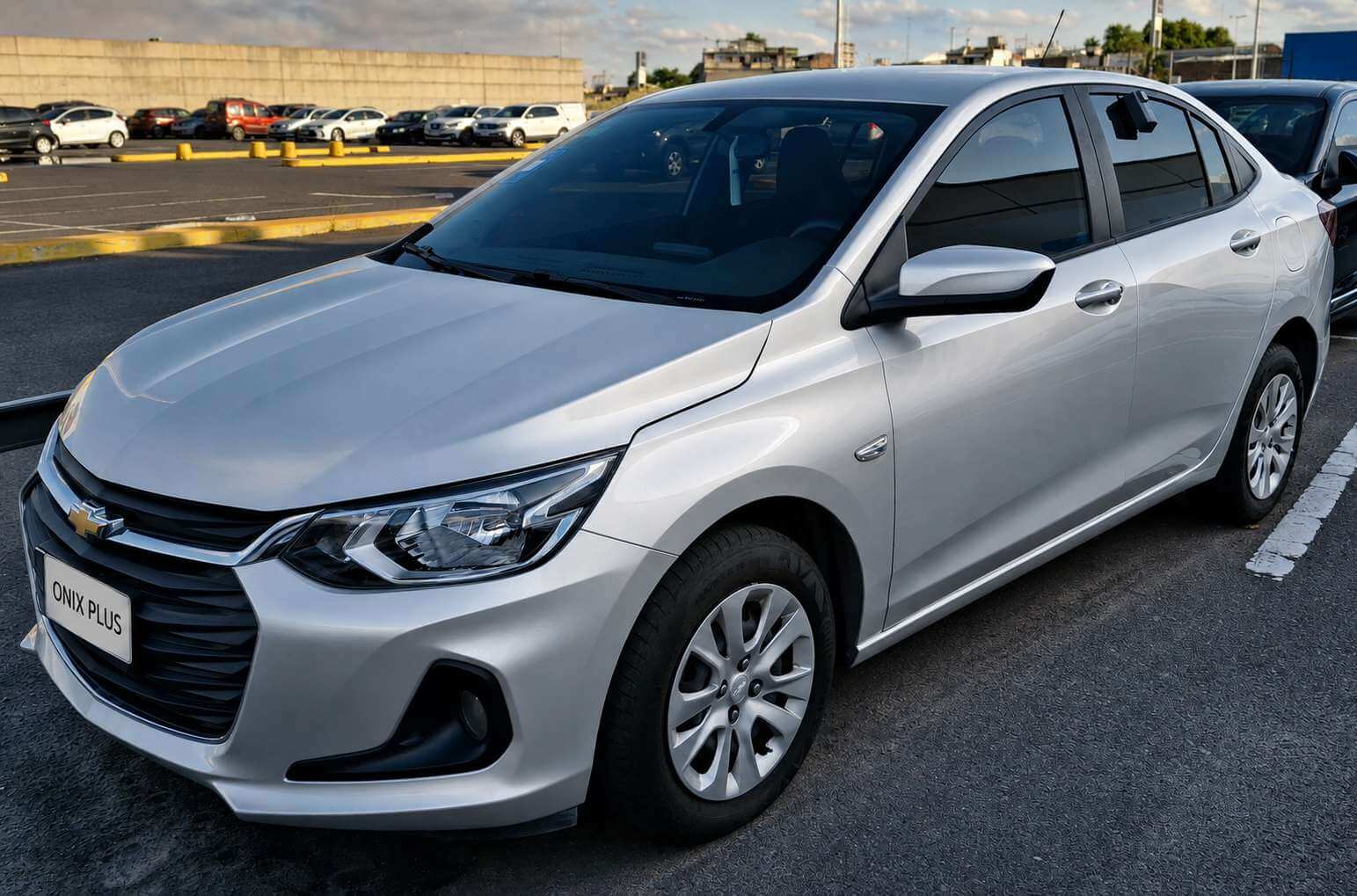 Chevrolet Onix Plus LT prata 2020, sedã compacto visto de três quartos dianteiro em um estacionamento