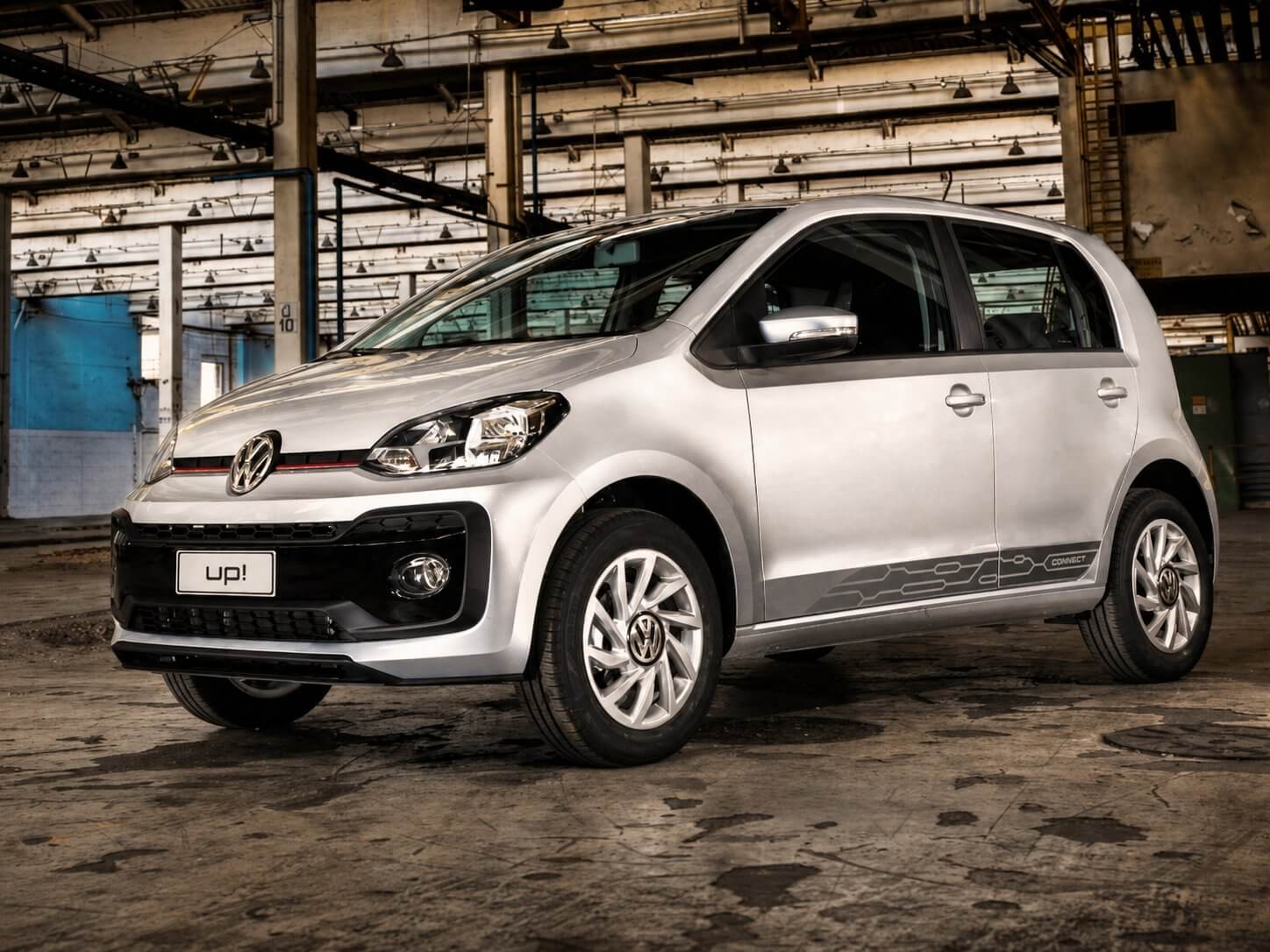 Volkswagen up! Connect prata, geração 2018-2020 (novo Up), vista dianteira de três quartos num galpão industrial; hatch compacto com o emblema da Volkswagen na dianteira, o decalque Connect na lateral e rodas de liga, com a inscrição up! na placa.