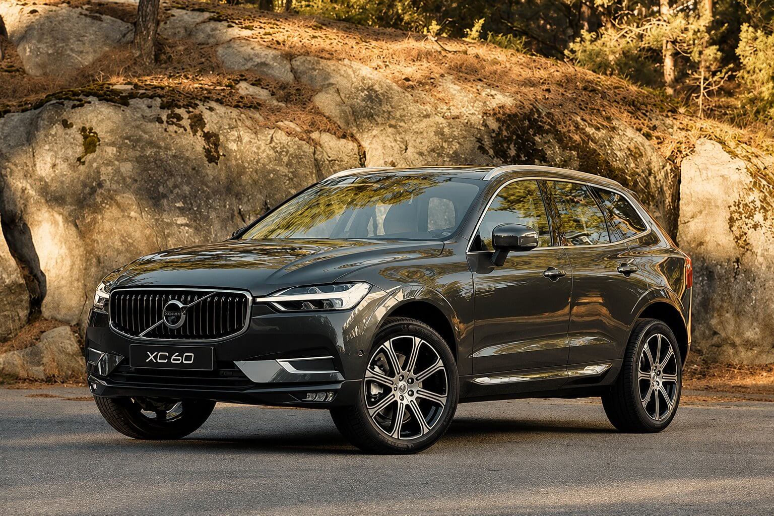 Volvo XC60 cinza-esverdeado metálico, geração 2018-2021 (2ª geração), vista dianteira de três quartos numa estrada de campo ao entardecer; SUV premium com a grade e o emblema da Volvo, faróis LED em forma de martelo de Thor e rodas de liga diamantadas, com a inscrição XC60 na placa.